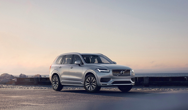 Volvo XC90 2021 модельного года в обновленной базовой комплектации с расширенным пакетом опций доступен для предварительного заказа